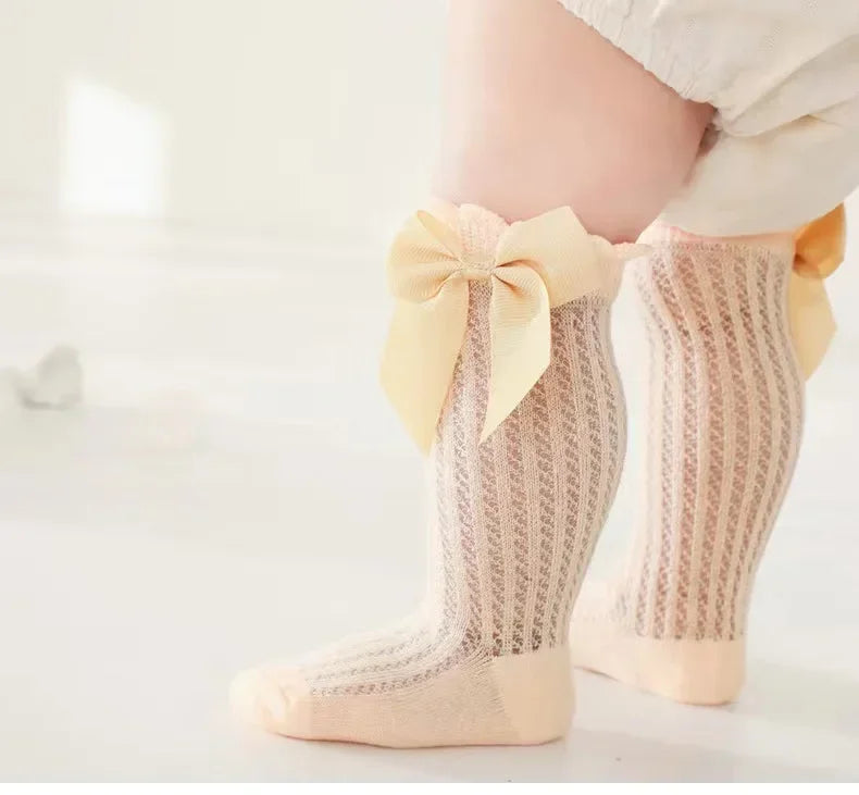 🎀 Medias Altas Infantiles con Moño Rojo – Antideslizantes, Algodón Suave.