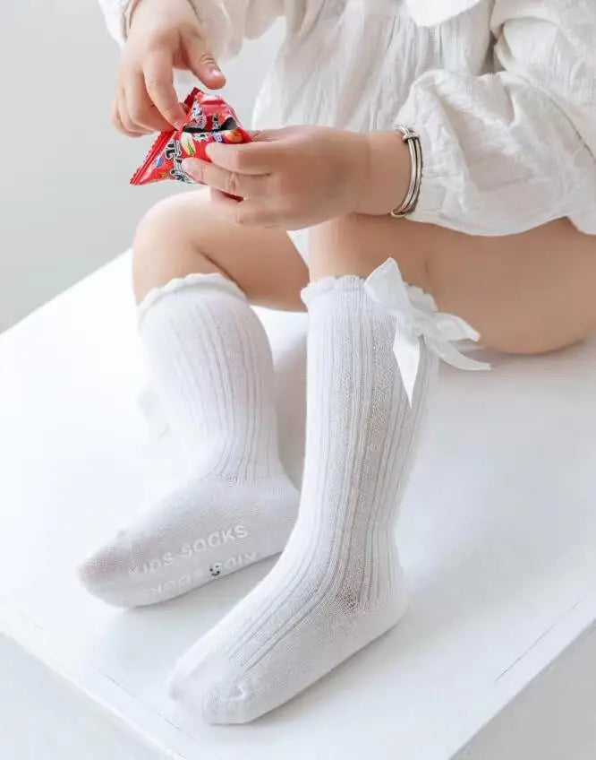 🎀 Medias Altas Infantiles con Moño Rojo – Antideslizantes, Algodón Suave. bebe NovaVitalShop
