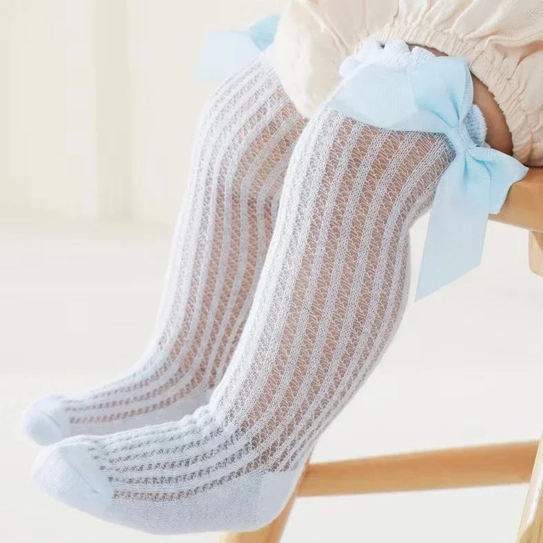 🎀 Medias Altas Infantiles con Moño Rojo – Antideslizantes, Algodón Suave.