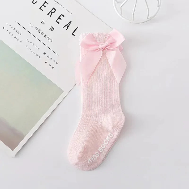 🎀 Medias Altas Infantiles con Moño Rojo – Antideslizantes, Algodón Suave.
