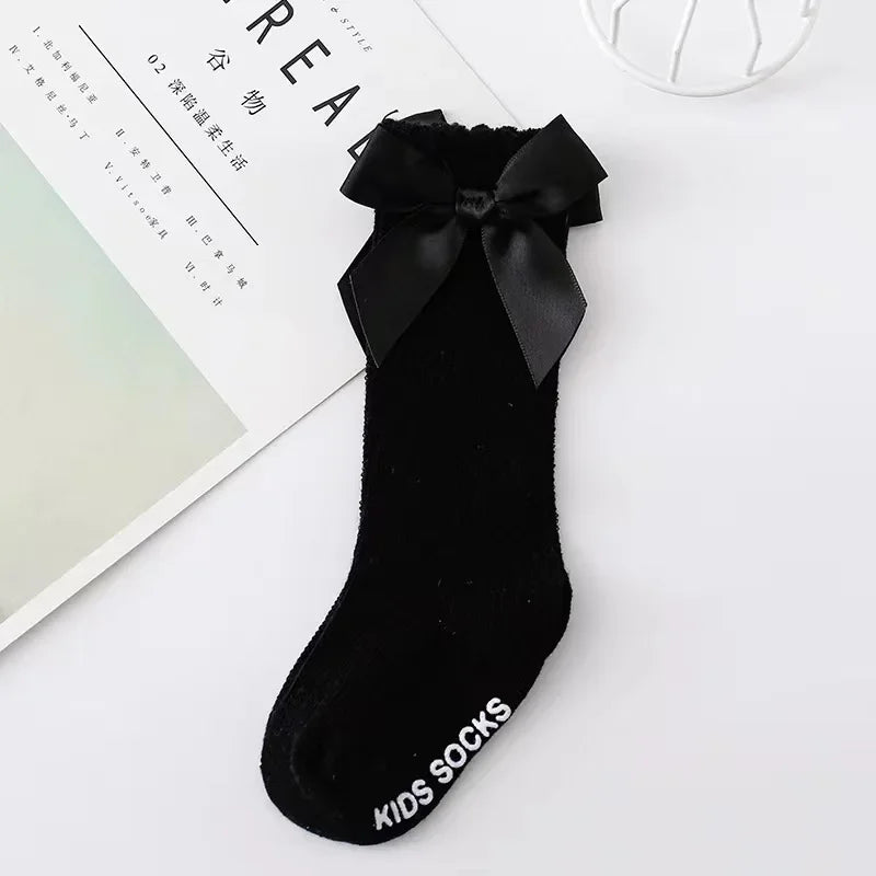 🎀 Medias Altas Infantiles con Moño Rojo – Antideslizantes, Algodón Suave.
