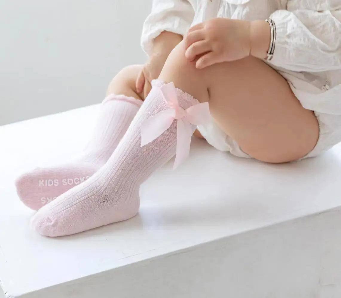 🎀 Medias Altas Infantiles con Moño Rojo – Antideslizantes, Algodón Suave. bebe NovaVitalShop