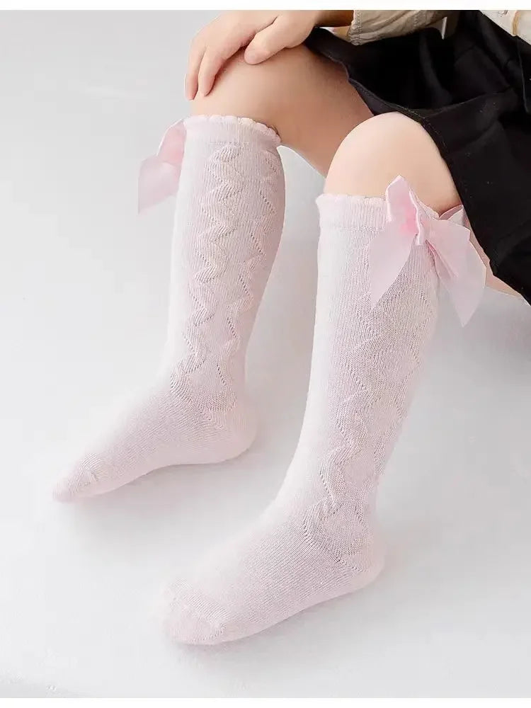 🎀 Medias Altas Infantiles con Moño Rojo – Antideslizantes, Algodón Suave.