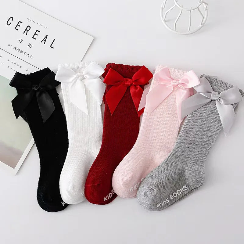 🎀 Medias Altas Infantiles con Moño Rojo – Antideslizantes, Algodón Suave. bebe NovaVitalShop