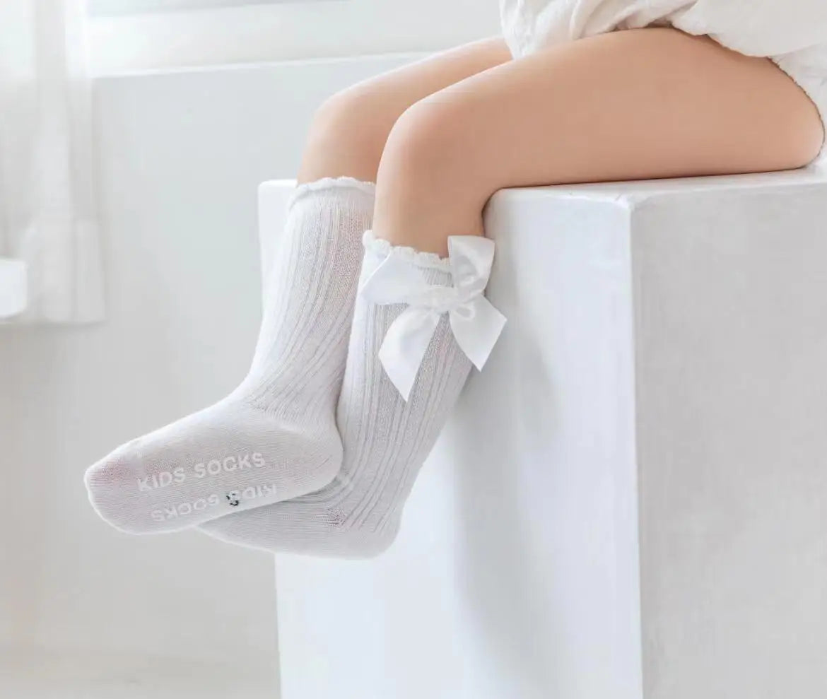 🎀 Medias Altas Infantiles con Moño Rojo – Antideslizantes, Algodón Suave. bebe NovaVitalShop