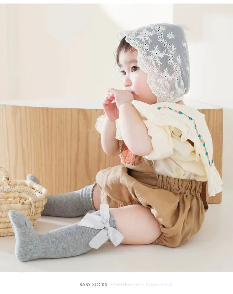 🎀 Medias Altas Infantiles con Moño Rojo – Antideslizantes, Algodón Suave. bebe NovaVitalShop
