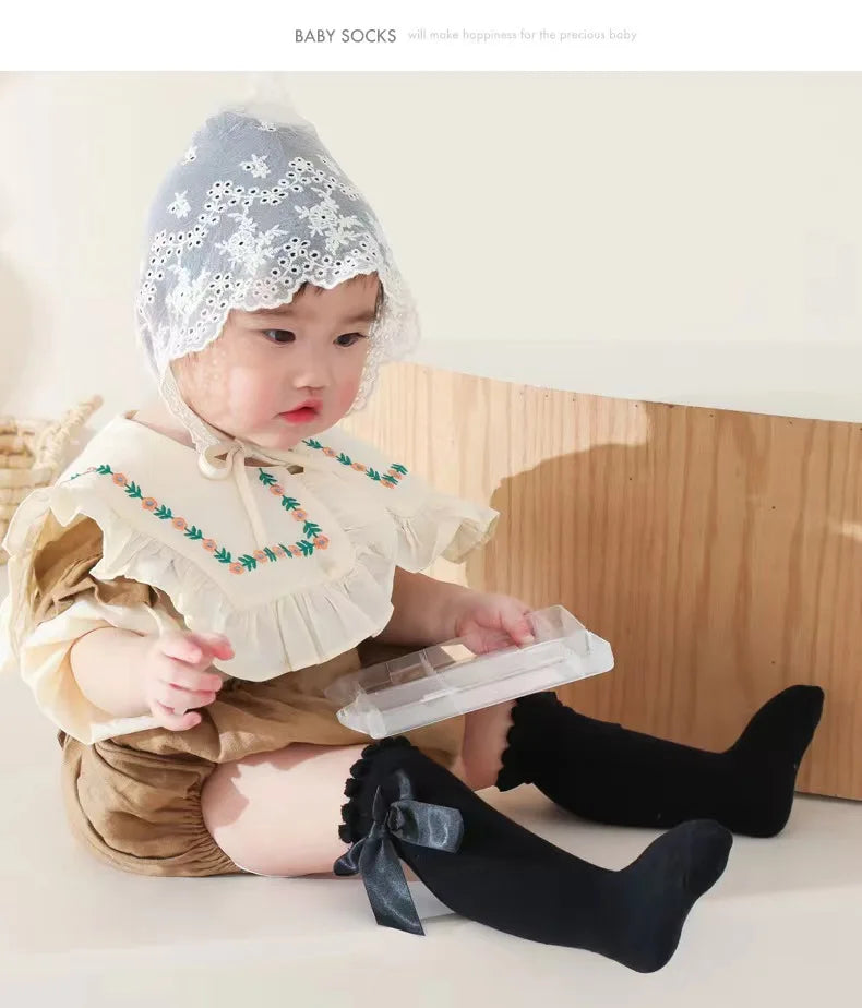 🎀 Medias Altas Infantiles con Moño Rojo – Antideslizantes, Algodón Suave.