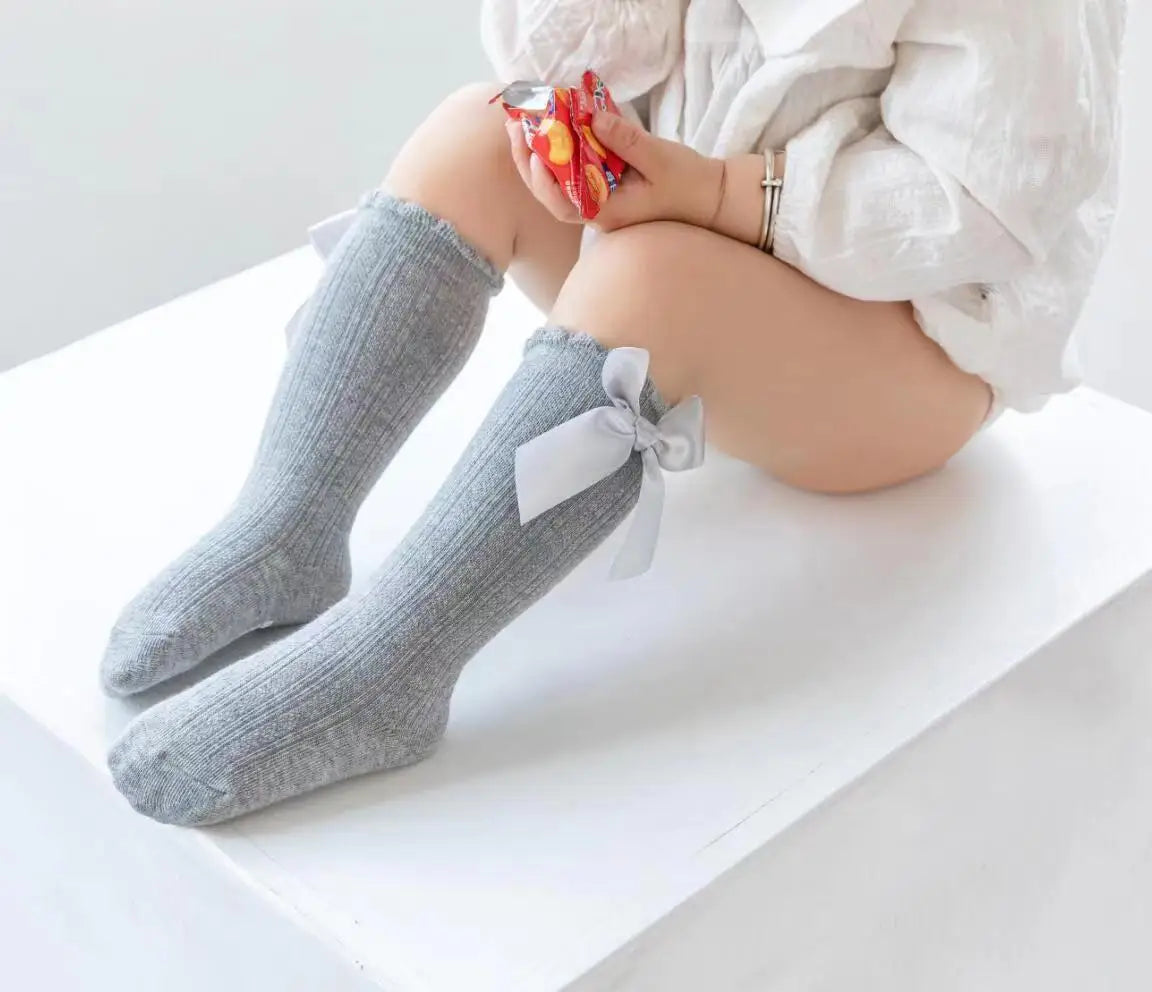 🎀 Medias Altas Infantiles con Moño Rojo – Antideslizantes, Algodón Suave. bebe NovaVitalShop