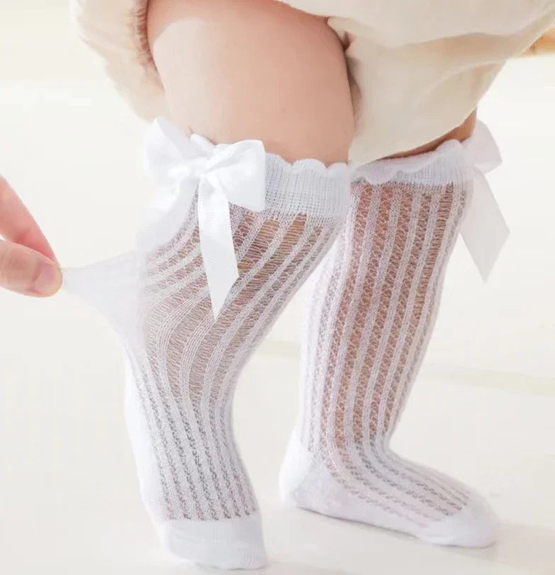 🎀 Medias Altas Infantiles con Moño Rojo – Antideslizantes, Algodón Suave.