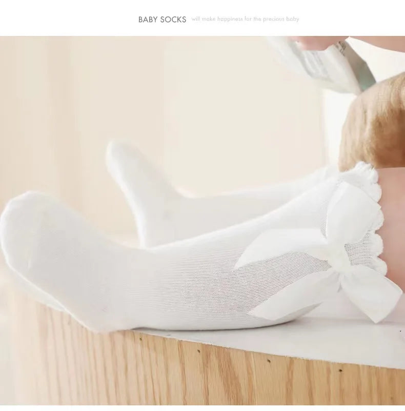 🎀 Medias Altas Infantiles con Moño Rojo – Antideslizantes, Algodón Suave. bebe NovaVitalShop