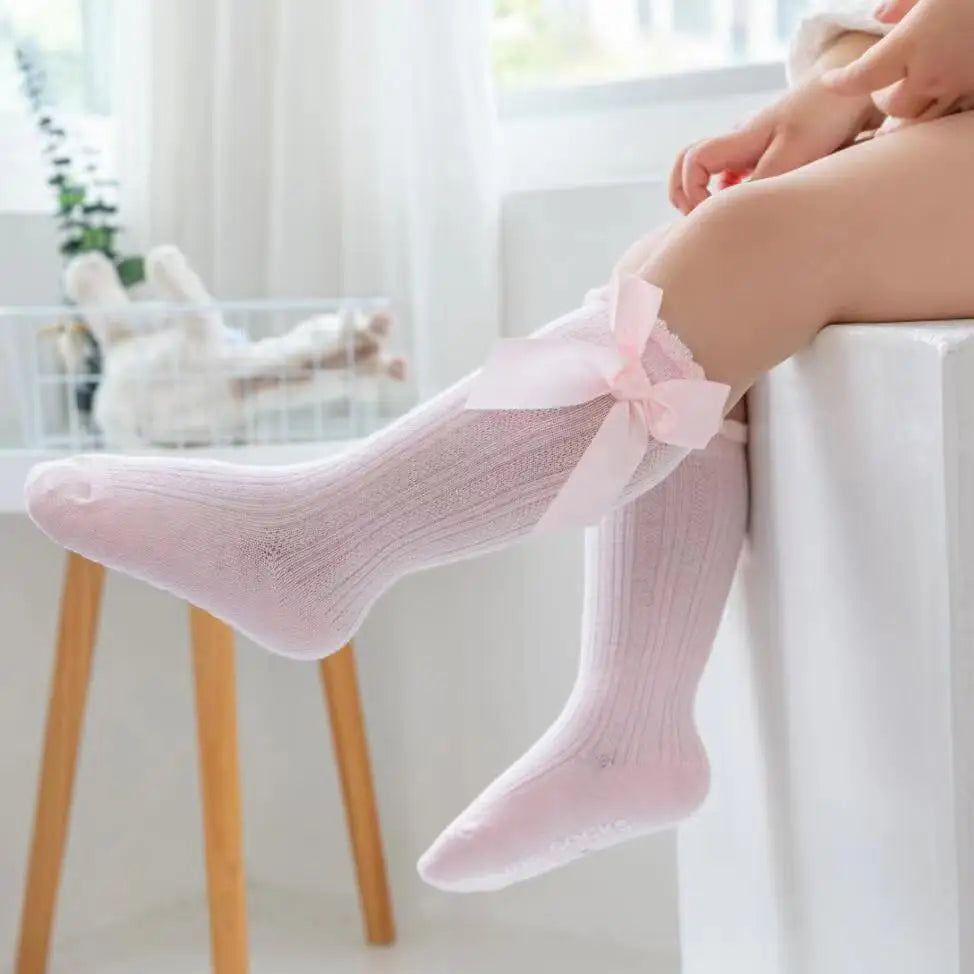 🎀 Medias Altas Infantiles con Moño Rojo – Antideslizantes, Algodón Suave. bebe NovaVitalShop