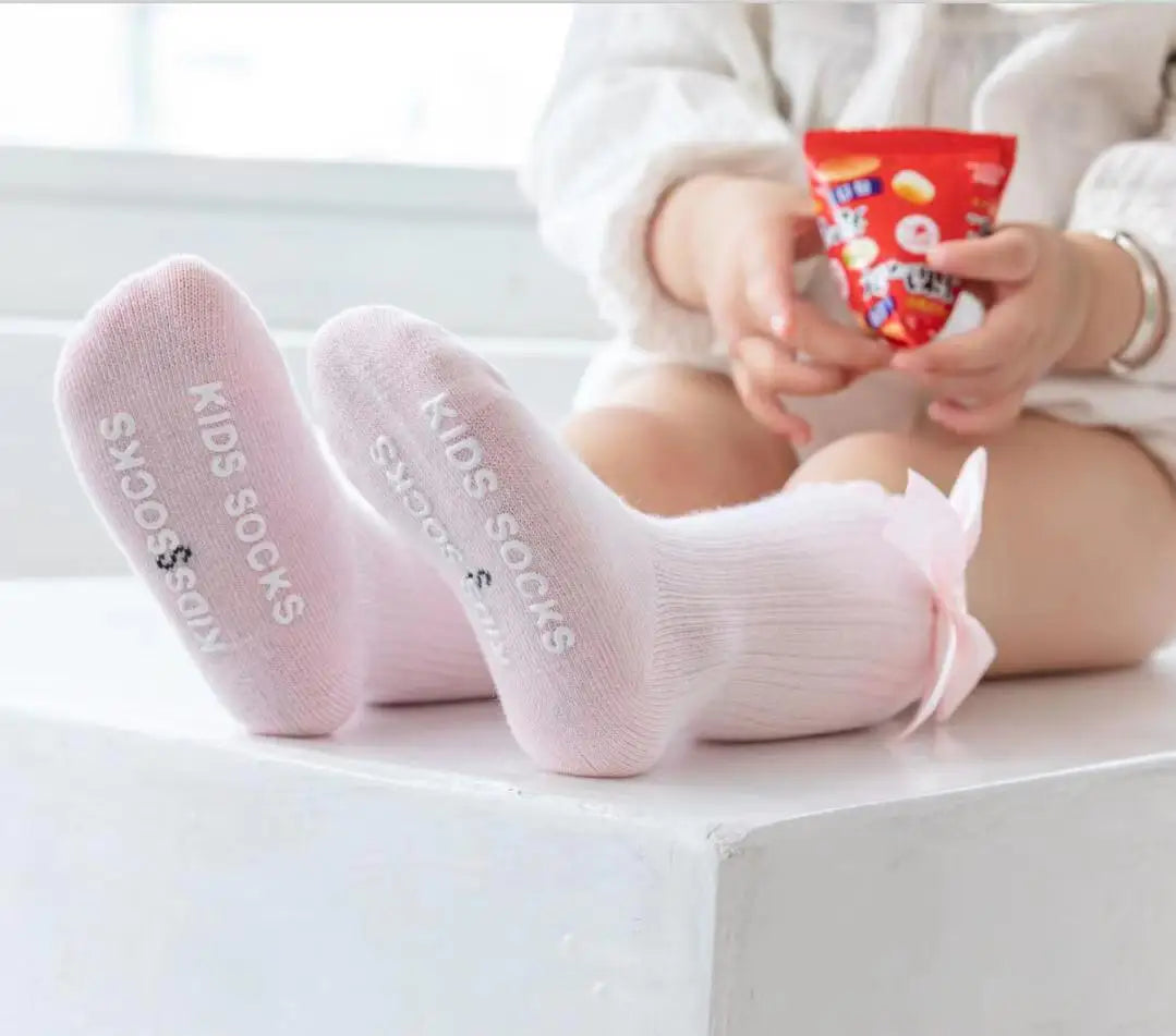 🎀 Medias Altas Infantiles con Moño Rojo – Antideslizantes, Algodón Suave. bebe NovaVitalShop