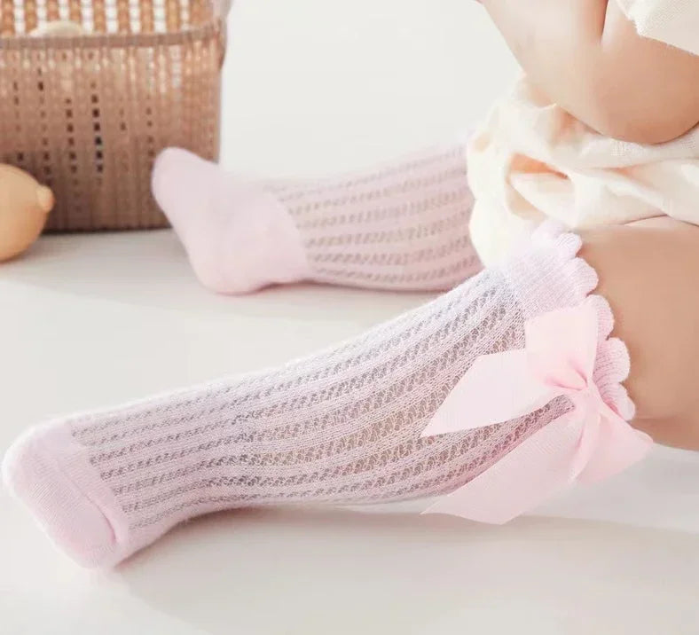 🎀 Medias Altas Infantiles con Moño Rojo – Antideslizantes, Algodón Suave.