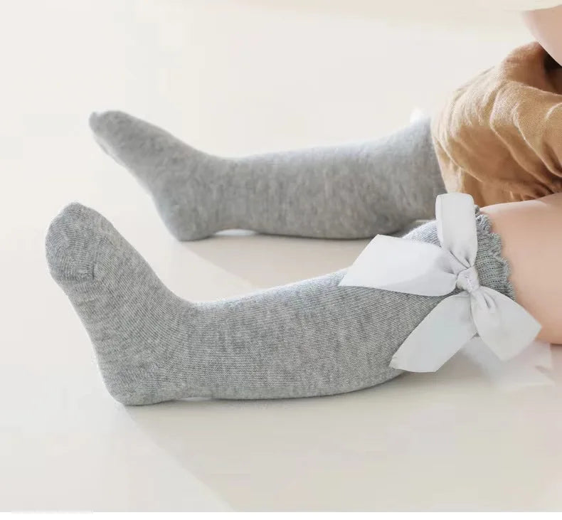 🎀 Medias Altas Infantiles con Moño Rojo – Antideslizantes, Algodón Suave. bebe NovaVitalShop