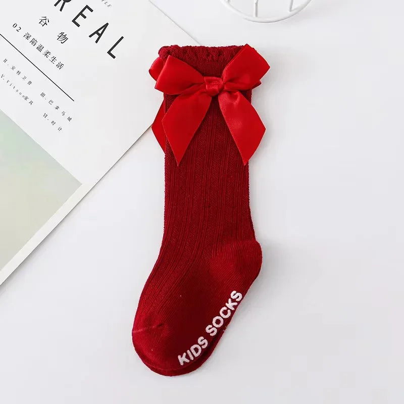 🎀 Medias Altas Infantiles con Moño Rojo – Antideslizantes, Algodón Suave.