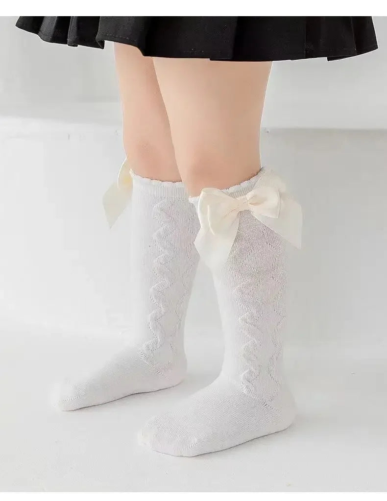🎀 Medias Altas Infantiles con Moño Rojo – Antideslizantes, Algodón Suave.