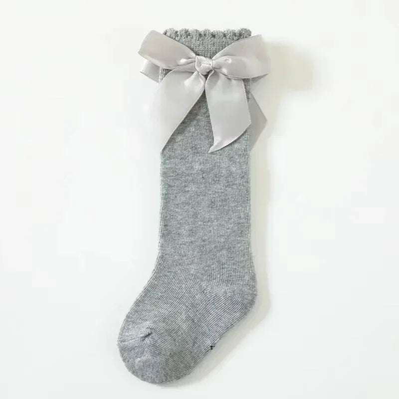 🎀 Medias Altas Infantiles con Moño Rojo – Antideslizantes, Algodón Suave.