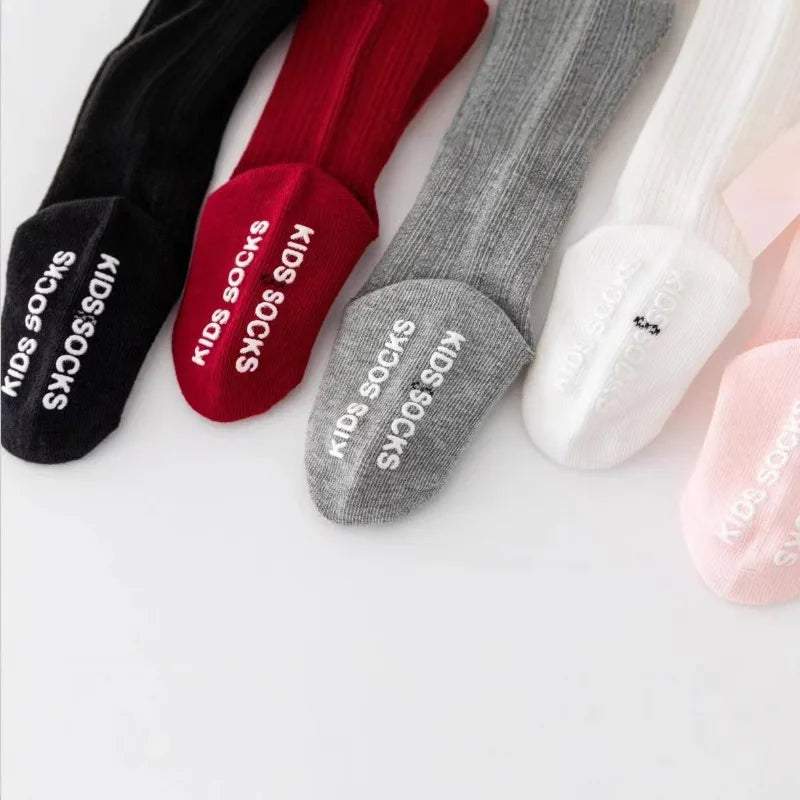 🎀 Medias Altas Infantiles con Moño Rojo – Antideslizantes, Algodón Suave. bebe NovaVitalShop