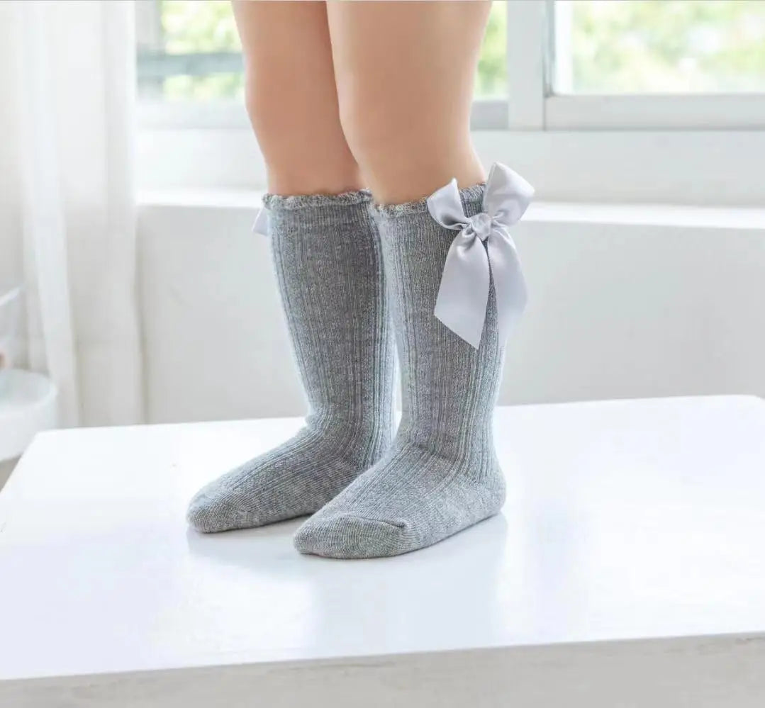 🎀 Medias Altas Infantiles con Moño Rojo – Antideslizantes, Algodón Suave. bebe NovaVitalShop