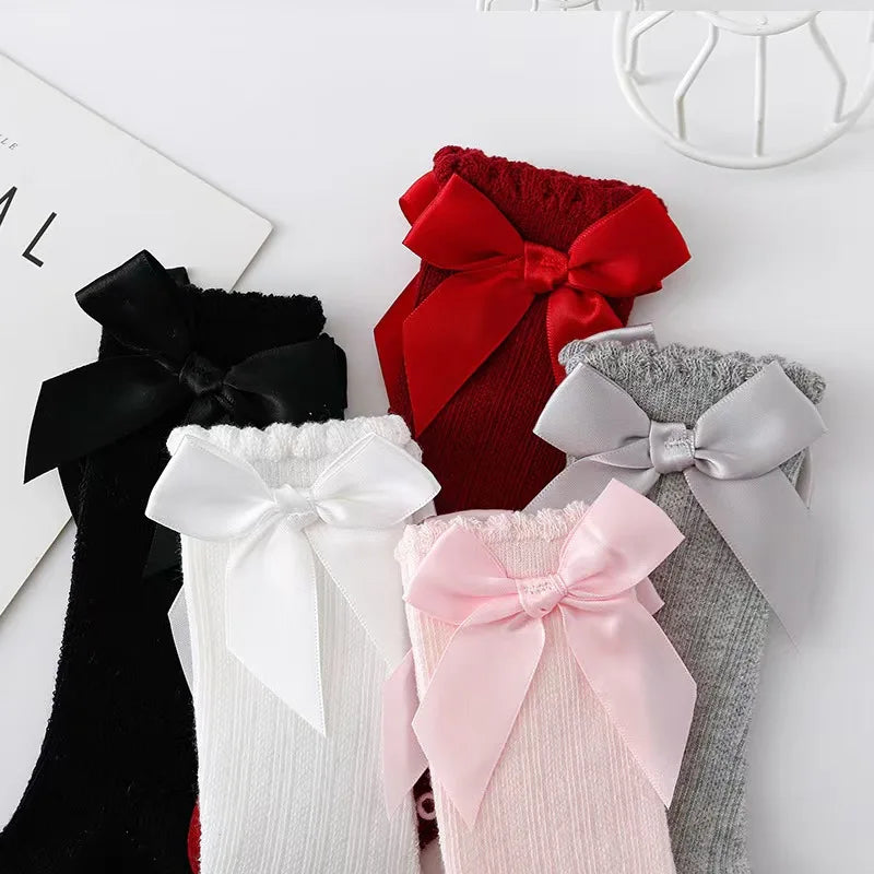 🎀 Medias Altas Infantiles con Moño Rojo – Antideslizantes, Algodón Suave. bebe NovaVitalShop