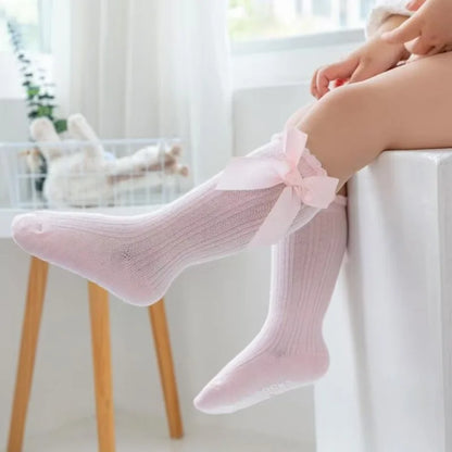 🎀 Medias Altas Infantiles con Moño Rojo – Antideslizantes, Algodón Suave. bebe NovaVitalShop