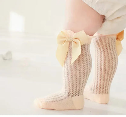 🎀 Medias Altas Infantiles con Moño Rojo – Antideslizantes, Algodón Suave.