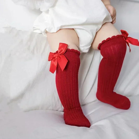 🎀 Medias Altas Infantiles con Moño Rojo – Antideslizantes, Algodón Suave. bebe NovaVitalShop