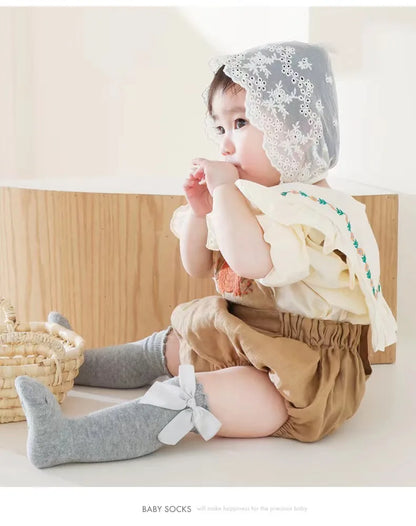 🎀 Medias Altas Infantiles con Moño Rojo – Antideslizantes, Algodón Suave. bebe NovaVitalShop