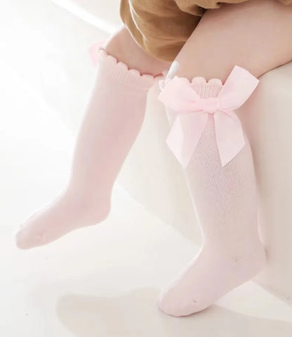 🎀 Medias Altas Infantiles con Moño Rojo – Antideslizantes, Algodón Suave. bebe NovaVitalShop