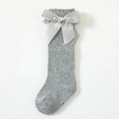 🎀 Medias Altas Infantiles con Moño Rojo – Antideslizantes, Algodón Suave.