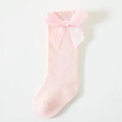 🎀 Medias Altas Infantiles con Moño Rojo – Antideslizantes, Algodón Suave.